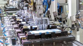 Die erste PowerCo-Einheitszelle basiert auf der NMC-Technologie und liefert im Vergleich zu heutigen Zellen rund 10 Prozent mehr Energiedichte. (Bild: Stefan Warter/Volkswagen AG/PowerCo)