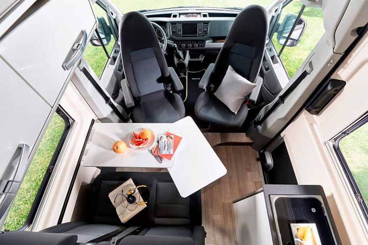 Fahrer- und Beifahrersitz lassen sich komplett drehen. (Westfalia)