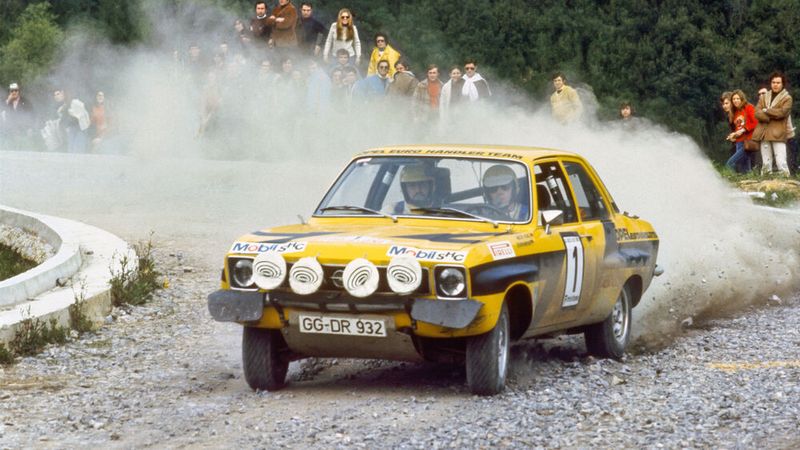 Mit der Rallye Monte Carlo im Januar 1973 nahmen Röhrl/Berger erstmals an einem Lauf zur Rallye-Weltmeisterschaft teil, die seinerzeit ausschließlich als Markenweltmeisterschaft (ohne Fahrertitel) ausgetragen wurde. Im Vordergrund der Saison 1973 standen allerdings die Läufe zur Rallye-Europameisterschaft. Röhrl/Berger errangen vier Siege bei EM-Läufen, allesamt auf Opel Ascona. Damit belegte Röhrl im Championat Rang zwei hinter Sandro Munari auf Lancia. (Bild: Opel Automobile)