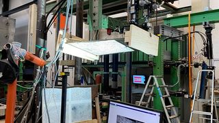 Hier sieht man den Demonstrator während des Prüfprozesses an der DTU in Dänemark. Mehr zu seiner Einsatzfähigkeit gibt es auf der JEC World 2026 in Paris und Anfang Mai in Halle an der Saale beim Fraunhofer IMWS. (Bild: Fraunhofer IMWS)