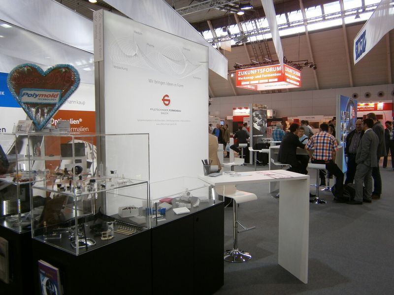 Und ab hier erleben Sie immer wieder, was es sonst noch so auf der Premiere der Moulding Expo zu erleben gab. Mit dabei sind ein Trabi, ein BMW i8, diverser Boliden der Formula Student, ein Rennsimulator, Bauteile, Werkzeugmaschinen und vieles Mehr...die Moulding Expo hat gemäß den Aussagen der Initiatoren ihr Versprechen erfüllt, der Branche eine neue, optimierte Präsentationsplattform zu bieten. (Bild: Königsreuther)