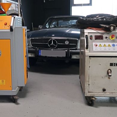 Trockeneis- (rechts) und Trockendampfstrahler erleichtern heute vielen Fahrzeugaufbereitern die Arbeit. (Bild: Diehl – VCG)