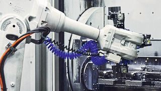 Bei dem Unternehmen Viva werden die Roboter auch zur Qualitätssicherung eingesetzt. Die Datenleitungen, die dazu notwendig sind, entsprechen dem Typ-R-Standard für Profinet-Leitungen. (Bild: Lapp)