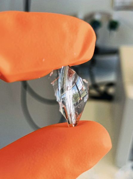 L'une des premières pièces du bioplastique produites sans aucune coloration jaune. (Source : Lorenz Manker)