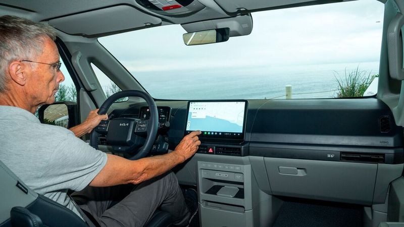 Wie meist, dominiert auch hier der zentrale, 12,9 Zoll große Bildschirm (Touchscreen). (Bild: Kia)