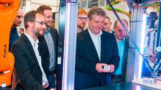 v.l.n.r.: Eduard Popp, Professor Tobias Ortmaier , Julian Oeltjen, Daniel Kaczor (alle Imes), Dr. Thomas Cord, Dr. Armin Walter und Thomas Molkenthin (alle drei Lenze) bei der offiziellen Übergabe der Produktionsstraße am Institut. (Bild: Lenze)