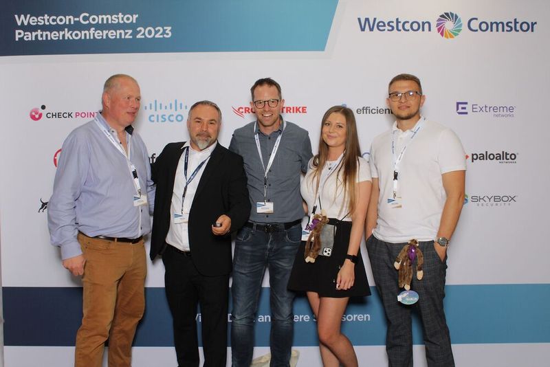 (V. li.) Enno Frerichs (Controlware), Lukas Abel (Westcon), René Strathaus (Controlware), Vanessa Kronich (Controlware) und Sven Thomas (Controlware). (Bild: Westcon-Comstor)