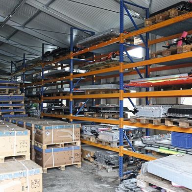 Mittlerweile stapeln sich in mehreren Hallen Hunderte ausgediente Stromspeicher. Sie sind kein Schrott, sondern hochwertige Ersatzteile oder Basis für stationäre Speicher. (Bild: Rosenow – VCG)