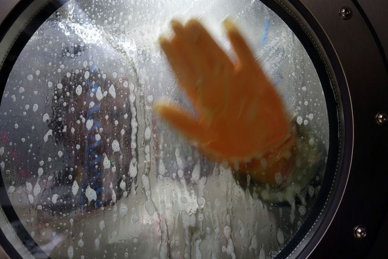 Dekontamination der Vollschutzanzüge – Dekontaminationsdusche des S4-Labors von außen (RKI)