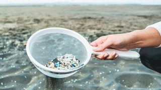 Abb. 1: Herkömmliche Techniken Mikroplastik aus dem Wasser zu entfernen, sind meist ineffizient oder energieaufwändig. Eine neue Technologie könnte nun Abhilfe schaffen (Symbolbild).  (Bild: ©DisobeyArt - stock.adobe.com)