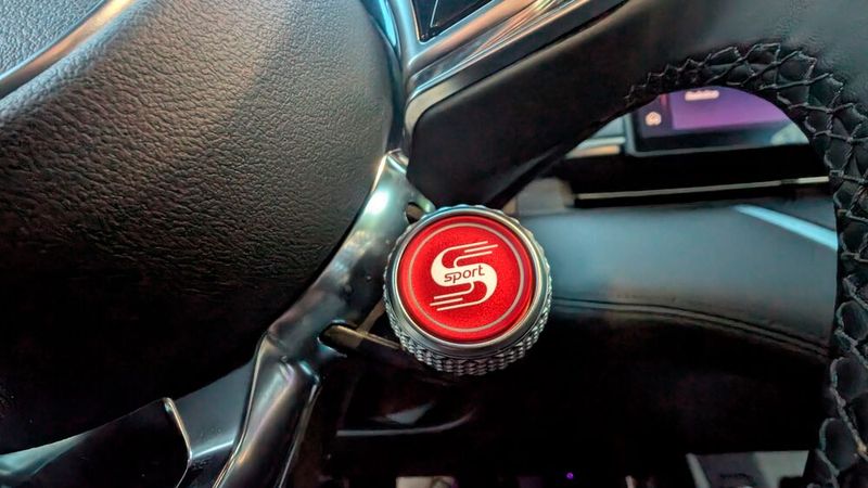 8. Der Sport-Plus-Modus: Der Sport-Plus-Modus wird über einen kurzen Druck auf den auffälligen Knopf rechts unter dem Lenkrad aktiviert. Tut man das, ertönt nicht nur ein künstlicher, durchaus gewöhnungsbedürftiger Rennwagen-Sound, man wird auch förmlich nach vorne katapultiert, ohne kräftig auf das Gaspedal treten zu müssen. Folglich sollte man sich genau überlegen, in welcher Fahrsituation man diesen Modus aktiviert. Vom Stand aus benötigt die Sportlimousine dann  4,5 Sekunden, um auf 100 km/h zu beschleunigen. Schluss ist eigentlich bei 180 km/h, wobei man durchaus an der 190-km/h-Marke kratzt. (Bild: Mauritz – VAG)