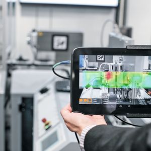 Dezentrale Anlagenintelligenz, hohe Wandlungsfähigkeit, einfache Planung und Inbetriebnahme von Maschinen – in der Produktion der Zukunft ist Vernetzung allgegenwärtig; reale und virtuelle Welt wachsen zusammen.