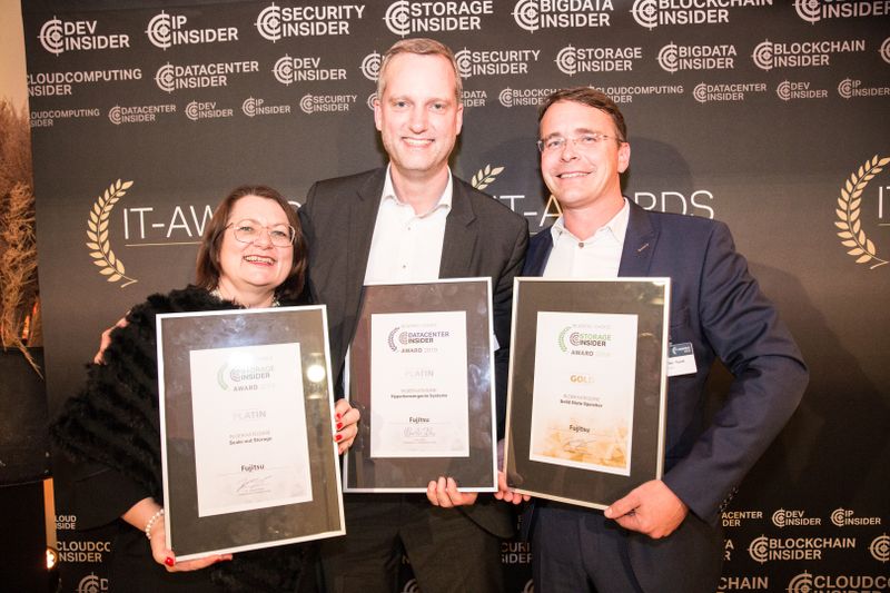 Ein wirklich erfolgreicher Abend:Fujitsu gewinnt Doppel-Platin und Doppel-Gold. Darüber freuen sich Angela Tassinger, Andreas Schnedler und Alexander Tlusti (v. l. n. r.). Gold-Gewinner Uwe Scheuber in der Kategorie Managed Cloud ist bereits auf dem Heimweg. (artful rooms / Vogel IT-Medien GmbH)