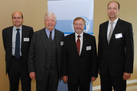 ZDK-Präsident Robert Rademacher (2. v.li.) und ZDK-Hauptgeschäftsführer Axel Koblitz (re.) verabschieden ZDK-Geschäftsführer Günter Knoke (2. v.re.) in den Ruhestand und heißen seinen Nachfolger Thomas Kesseler willkommen. (Foto: Baeuchle)