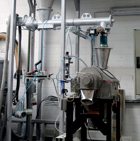 Im Technikum lassen sich Siebversuche aller Art auf Maschinen mit Sonic-Speed-Screen-Technologie durchführen.(Bild:  Assonic)