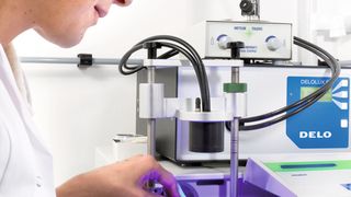 Die Forschungs- und Entwicklungsabteilungen der einzelnen Klebstoffhersteller und Forschungsinstitute haben wesentlich zur Entwicklung von modernen Klebstoffen beigetragen. (Bild: Delo)