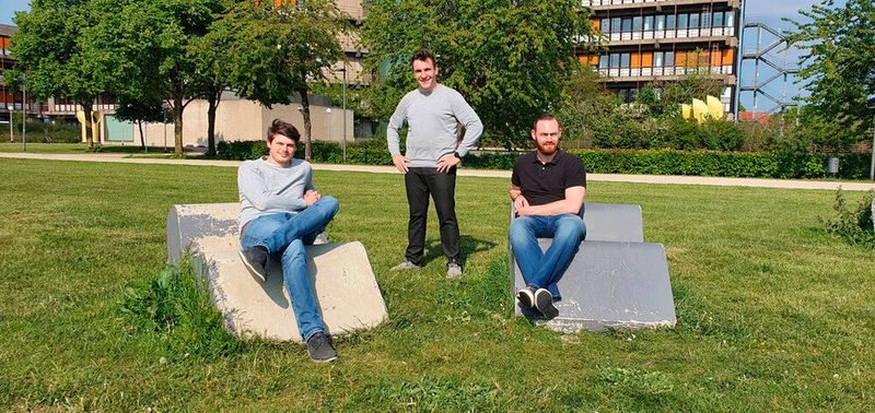 Platz 17: Fibrecoat stellt besondere Verbundfasern her und will die besonderen Eigenschaften dieser Materialien zu niedrigen Kosten anbieten. Dafür verwendet das Start-up von Alexander Lüking (links), Robert Brüll und Richard Haas etwa aluminiumbeschichtete Basaltfilamente, welche die Eigenschaften von Vollmetallfasern zu einem Zehntel des Preises erreichen sollen. (Bild: Fibrecoat)