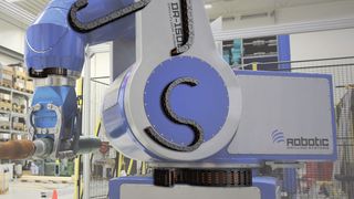 Ein Robotersystem für die Automatisierung von Bohrvorgängen auf Ölplattformen nutzt Energieketten von Igus für die zuverlässige Energiezuführung. (Igus GmbH)