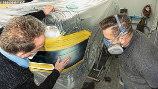 Obwohl der Untergrund durchschimmert, ist die aufgetragene Schicht deutlich stärker als bei Nicht-UV-Produkten.  (»Fahrzeug+Karosserie«/ Dominsky)