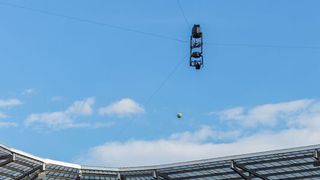 Die Spidercam-Seilkameraroboter lassen sich in alle Richtungen frei bewegen. Sie bringen die Fans vor den Bildschirmen hautnah zu den Spielen. (Bild: Gert Steinthaler)