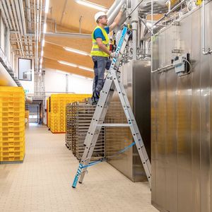 Die 3-in-1 Leiter Skymaster Plus X ist außerdem leicht umbaubar. Durch leichtgängige Rollen in der Quertraverse sei sie außerdem einfach zu verfahren. (Bild:  Zarges)