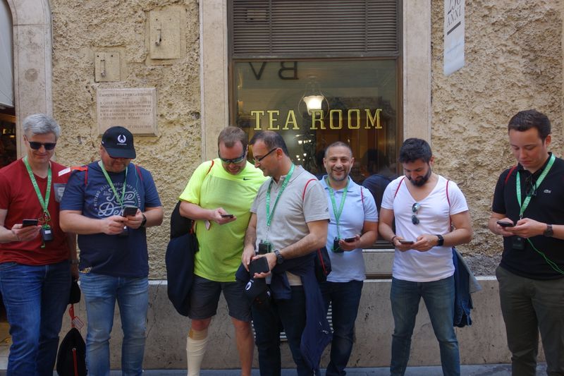 Tea Time ist gleich Handytime! (Bild: IT-BUSINESS)