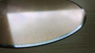 Die Ursache liegt in fehlenden geeigneten Wafern: Vor allem die Branchen Automotive, Medizintechnik und Breitband-Kommunikation dürften noch sehr lange Zeit mit dem weltweiten Chipmangel zu kämpfen haben. Diese Bereiche setzen weiterhin stark auf ältere Logik-Chips mit Nodes von 40 nm oder größer – und der Vorralt an diesen ICs wird immer knapper. (Bild: gemeinfrei)