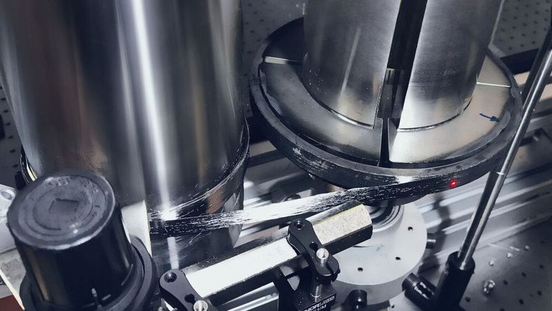 Experimenteller Aufbau zur Umsetzung der lokalen Hochleistungs-laserinduzierten Pyrolyse eines gewickelten Composite-Ringes.(Bild:  Fraunhofer EMI)