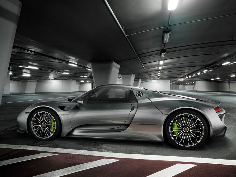 ...Porsche Spyder 918. (Connova)
