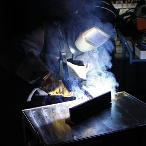 Beim Schweißen sowie bei verwandten Verfahren entstehen Schweißrauche, die in höherer Konzentration gesundheitsgefährdend sind.