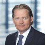 Titel, Name: Ralf Brinkmann Geburtsjahr, -ort: - (47 Jahre alt) Funktion: Präsident und Vorstandsvorsitzender Firma: Dow Chemical (Deutschland Inc.)   Ausbildung: Diplom in Betriebswirtschaftslehre an der Universität Köln  Berufliche Laufbahn: 1992 Tätigkeit im Verkauf von Dow Chemical, Schwalbach am Taunus Tätigkeit im Vertrieb, Marketing und Business Management für die Geschäftseinheiten Chemikalien, Spezialchemikalien und Kunststoffe in Deutschland, der Schweiz und den USA 2005 Regional Commercial Director für den Geschäftsbereich Kunststoffe in der DACH-Region 2008 Commercial Vice President 2010 Präsident von Dow Deutschland, Vorstandsvorsitzender der Dow Deutschland Inc. Und Commercial Vice President Basic Chemicals and Performance Products & Systems für Europa, den Nahen Osten und Afrika  Besonderes: Mitglied des Europäischen Leadership Teams Brinkmann vertritt die The Dow Chemical Company im Präsidium des Verbands der Chemischen Industrie (VCI) und der Deutsch-Amerikanischen Handelskammer  Familienstand: verheiratet, zwei Kinder  (Bild: Dow)