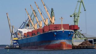 Die Schifffahrt, die weltweit um die 90 Prozent aller Waren transportiert, ist für mehr als zwei Prozent aller CO2-Emissionen verantwortlich.  (Bild: gemeinfrei/Pixabay)