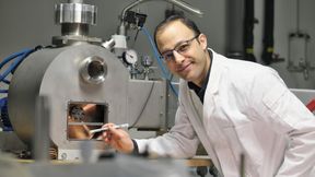 Doktorand Amirhossein Ghavimi forscht an neuen Legierungen von metallischem Glas. Komponenten aus metallischem Glas sollen in Elektromotoren dafür sorgen, dass diese beim Betrieb weniger Energie verlieren.  (Bild:  © Thorsten Mohr & UdS)