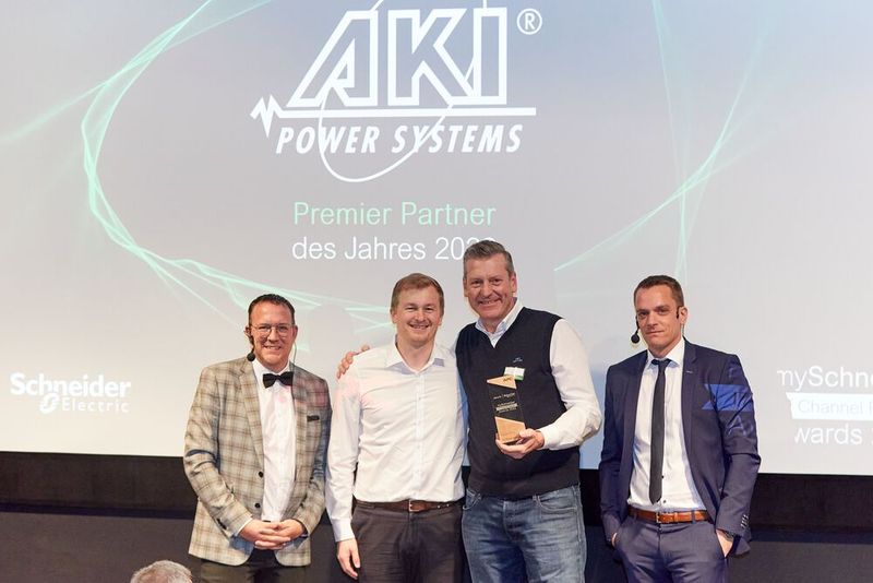 Steff Kiene von AKI Power Systems freut sich über die Auszeichnung „Premium Partner“. (Bild: Schneider Electric)