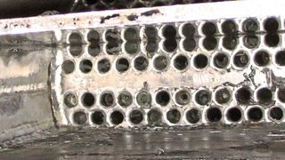 Die bohrende, wassergekühlte Reinigungstechnik aus Österreich verbraucht nur 9 l/min. Wasser, wobei aufgrund der niederen Drücke (Wasseraustritt beim Bohrkopf) von 2 bar keine  Verletzungsgefahr besteht. Mit den biobasierten Reinigungsmitteln aus Schweden wird das Verafhren noch umweltschonender. (A.C. Rädler)