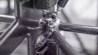 Der Leichtbau gilt als ein Schlüssel, um den Energiebedarf beweglicher Systeme zu senken – sei es im Materialmix, wie hier mit Metall und carbonfaserverstärkten Kunststoffkomponenten, oder nur einem Leichtbaumaterial. Wie man jetzt die ideale Methode schneller findet, verraten Experten hier ...  (Bild: Carbonicus)