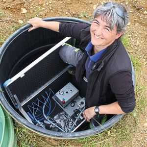 In den Ackerboden sind diverse Messstationen eingebracht, die von Dr. Christina Kuchendorf und anderen Wissenschaftlern des Forschungszentrum Jülich betreut werden.(Bild:  Forschungszentrum Jülich/BioökonomieREVIER/Anke Krüger)