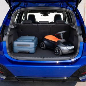 Im Kofferraum kommen zwischen 406 und 1.455 Liter Gepäck unter.  (Bild:  BMW)