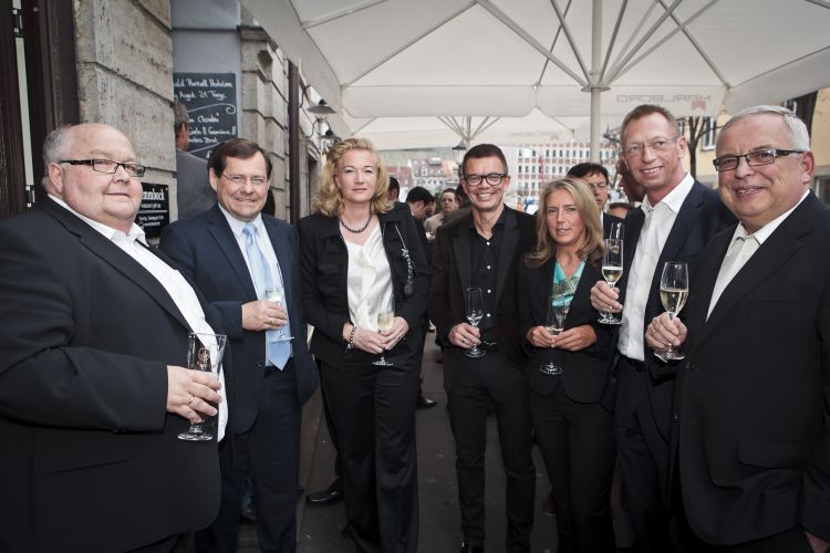 In trauter Runde konnte man die Eindrücke des ersten Veranstaltungstages Revue passieren lassen. (Foto: Bausewein)