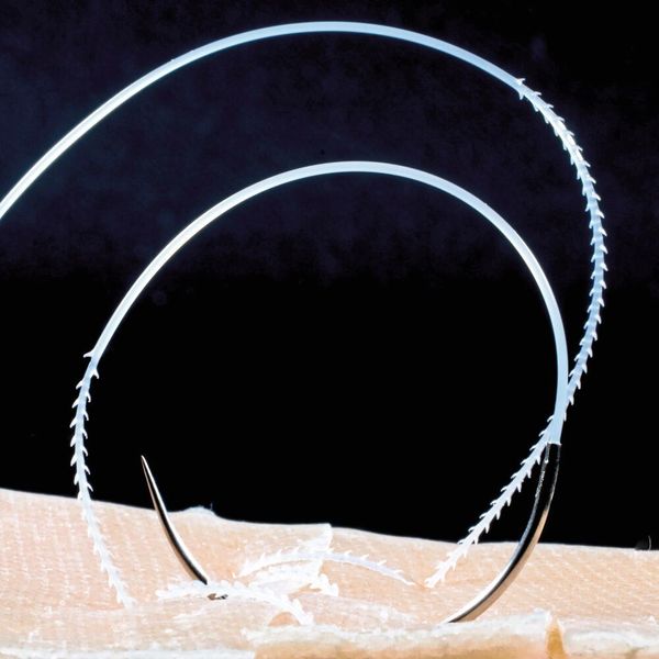 Innovation von Biomedizinern aus Denkendorf: Barbed Sutures. Dabei handelt es sich um einen mit Widerhaken versehenen chirurgischen Nähfaden. (Dr. Qingwei Chen / DITF)
