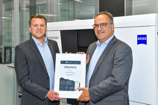 Johannes Kohl (Head of Medical; links) und Matthias Schneider (Sales Development Manager) halten die Urkunde in Händen: Zeiss Industrial Quality Solutions ist das 444. Mitglied von Technology Mountains e.V. Johannes Kohl (Head of Medical; links) und Matthias Schneider (Sales Development Manager) halten die Urkunde in Händen: Zeiss Industrial Quality Solutions ist das 444. Mitglied von Technology Mountains e.V.