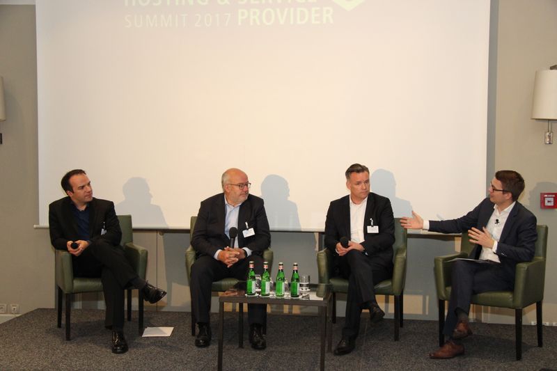 …eröffnete Daniel Hagemeier die Podiumsdiskussion „VIPs on the Spot“ mit (v. l.) Patrick Pulvermüller (GoDaddy), Gerhard Sundt (SunCo) und Dr. Christian Böing (STRATO)  (Vogel IT-Medien GmbH)