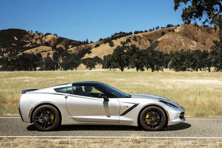 Mit einem Grundpreis von 69.990 Euro versetzt die neue Corvette Porsche-Kunden in helles Staunen. Sie ist damit um fast ein Drittel günstiger als ein Porsche 911. (Foto: Chevrolet)