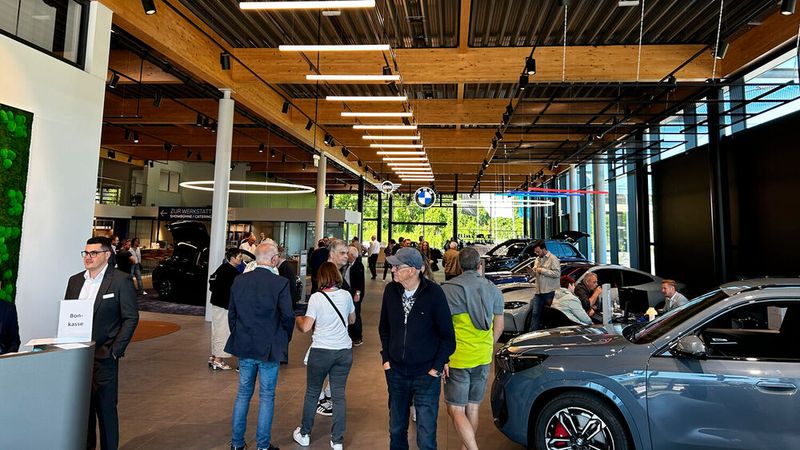 Im neuen BMW- und Mini-Autohaus werden die Fahrzeuge auf 940 Quadratmetern präsentiert. (Bild: Silke Rosar, Fotostudio Camera Obscura 3D-Visualisierung )