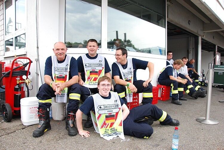 Alonso hin, Räikkönen her: Die echten Helden von Hockenheim waren die Feuerwehrleute, die bei 37 Grad Celsius in voller Montur an der Strecke stehen mussten. Respekt, Jungs! (Foto: Rosenow)