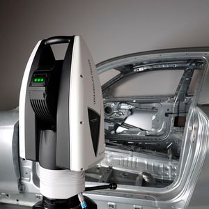 Auch der Automobilbau kann sich mit dem Leica Absolute Tracker ATS800 von Hexagon die Qualitätssicherungsarbeit großer Bauteile erleichtern.(Bild:  Hexagon)