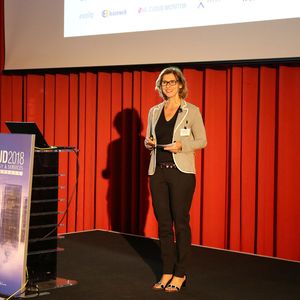 Daniela Schilling, Leiterin der Vogel IT-Akademie, begrüßt die Besucher auf der Cloud 2018 Technology & Services Conference in Bonn.(Bild:  Vogel IT-Akademie)