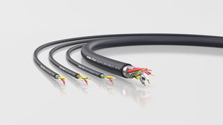 Gleichstrom: In Zukunft wird Gleichstrom vermehrt zur Energieverteilung in Fabriken genutzt. Lapp hat die erste DC-Leitung für Roborteranwenungen vorgestellt.  (Lapp)