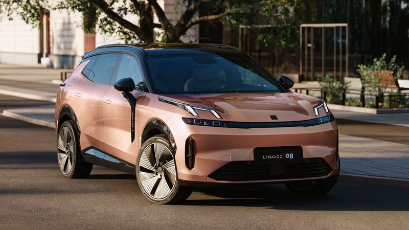 Modelle von Lynk & Co, hier der neue 08, werden künftig in Europa über das Händlernetz von Volvo vertrieben.(Bild:  Lynk & Co)