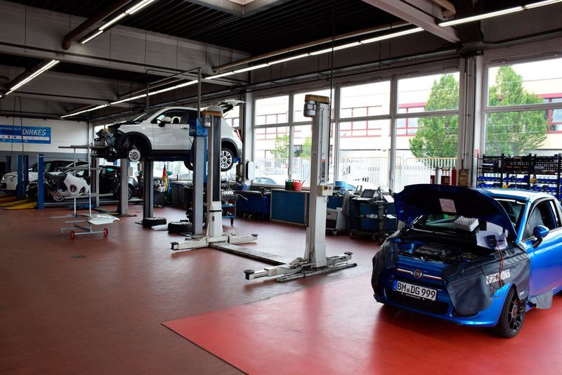 Neben den Hebebühnen bleibt genügend Platz für Diagnoseplätze. (Rosenow / »kfz-betrieb«)